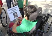 Manifestación en Toledo para exigir el pago de las ayudas para discapacitados
