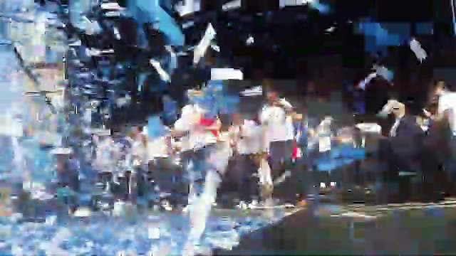 Les joueurs du Racing Club de Strasbourg présentent la coupe à leurs supporters