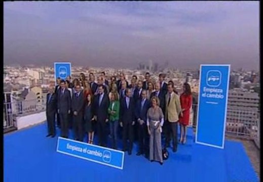 Rajoy presenta a 'los suyos' desde las alturas mientras Rubalcaba se rodea de la progresía internacional