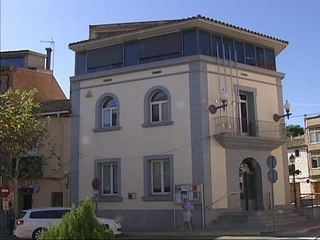 Arrollan a dos personas por retirar una bandera