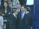 Rubalcaba y Rajoy hablan en el desfile