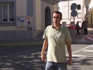 Arrolla a dos personas por quitar bandera de España