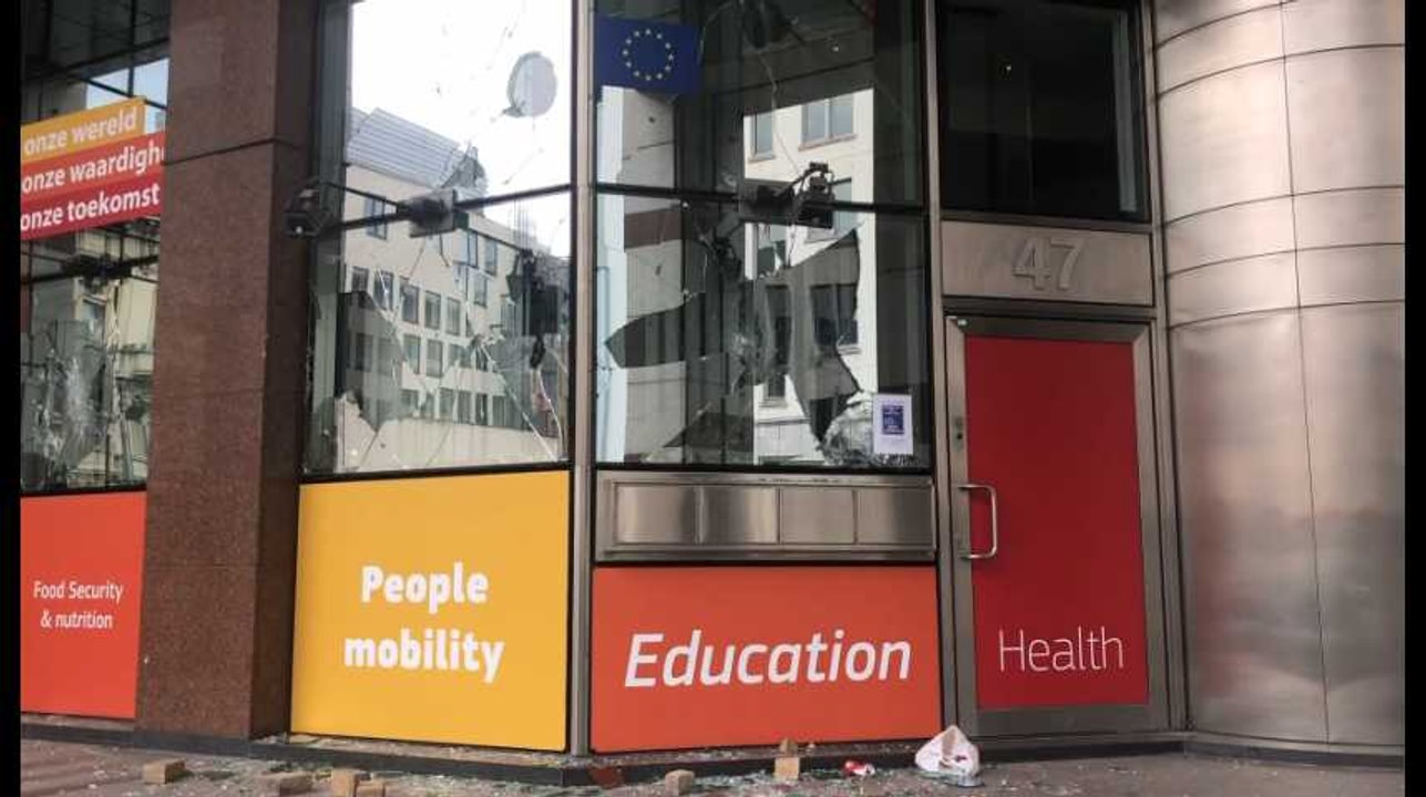 Marche pour le climat à Bruxelles: des Gilets jaunes quittent le cortège, des vitres volent en éclats