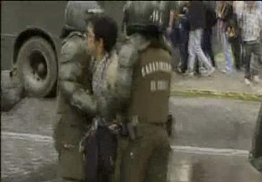 Continúan los enfrentamientos entre Policía y estudiantes en las calles chilenas