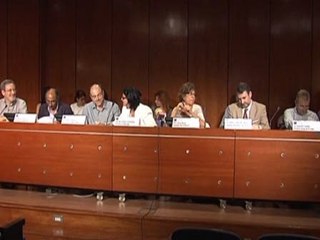 Médicos reclaman a políticos bajadas de sueldo