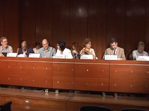 Médicos reclaman a políticos bajadas de sueldo