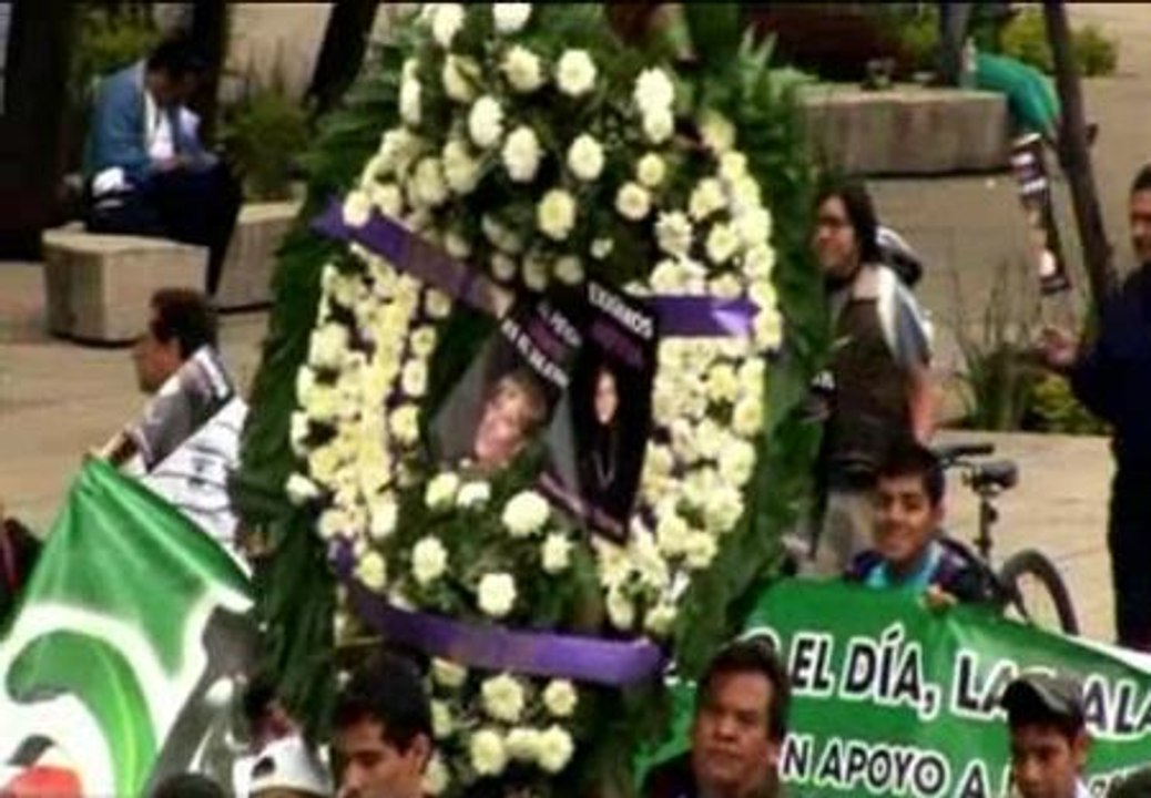 Periodistas mexicanos salen a la calle para pedir que se esclarezcan las muertes de dos compañeras