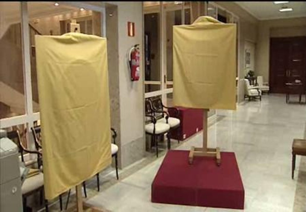 Los retratos de Manuel Azaña y Adolfo Suárez adornan el Congreso de los Diputados