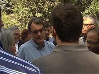 Mas es recibido por un centenar de manifestantes