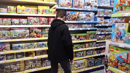 Throwing a Dart at a Map & BUYING Whatever it Lands on !  CHALLENGE - Lance une fléchette et achète