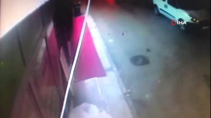 Ellerindeki Döner Bıçaklarıyla Dükkanın Camlarını Böyle Kırdılar