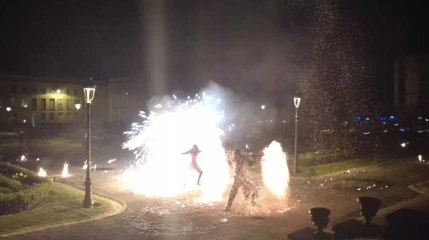 Tournai: ils dansent avec le feu dans le parc communal