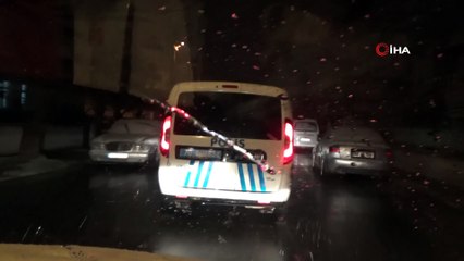 Hırsızlık şüphelileri bekçiler gelince minibüsü bırakıp kaçtı