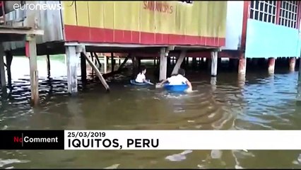 أطفال هذه الدولة تضطر للذهاب إلى المدارس في طُشوت !