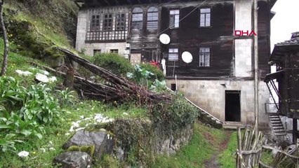 Rize Paylaşılamayan 182 Yıllık Konağın Önüne Kurduğu Çadırda Yaşıyor