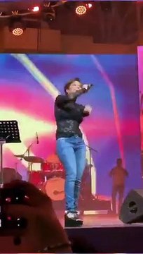 شيرين عبدالوهاب في وصلة رقص أثناء حفلها الأخير في دبي