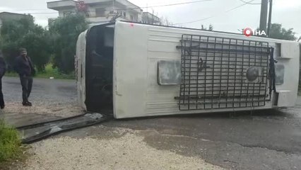 Mersin'de İşçileri Taşıyan Minibüs Devrildi: 4 Yaralı