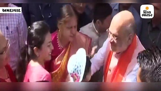 અમિત શાહે પૌત્રીને ભાજપની ટોપી પહેરાવા કર્યો પ્રયત્ન, જો કે ટોપી તો ના જ પહેરી