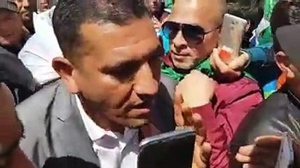 Karim TABBOU au coeur de la marche d'Alger à son 6ème vendredi