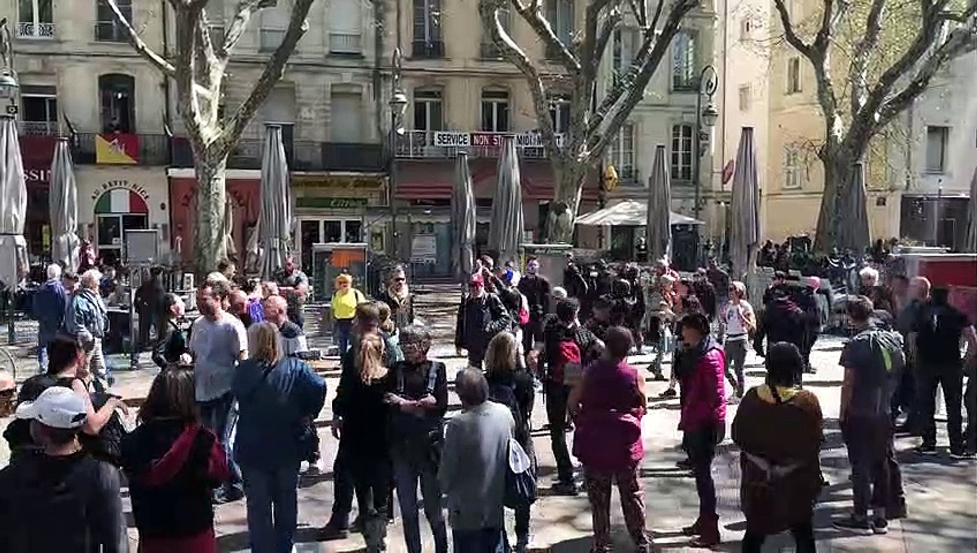Gilets Jaunes à Avignon Une Centaine De Manifestants Devant La Mairie
