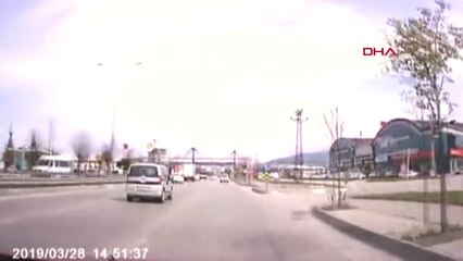 Bursa Başka Aracın Çarptığı Otomobil Durağa Daldı, Kaza Kameraya Yansıdı