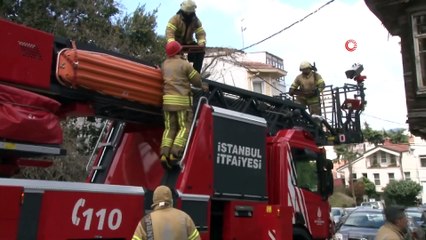 Sarıyer'de Şiddetli Rüzgar Binanın Kiremitlerini Uçurdu