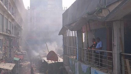 Bangladeş'te yine alevler yükseldi: Pazar yerinde yangın