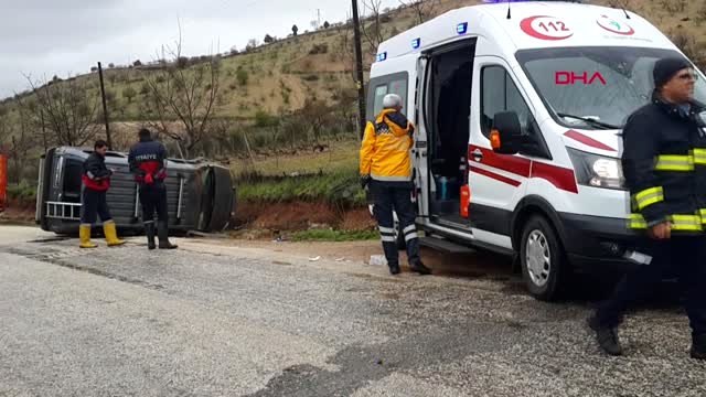 Adıyaman Gölbaşı'nda Direğe Çarpıp Devrilen Araçtaki 4 Kişi Yaralandı