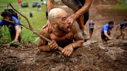 ویدئو؛ مسابقه دو با مانع در مسیر گِل‌آلود تل‌آویو