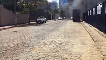 Carro pega fogo no bairro Mata da Praia, em Vitória