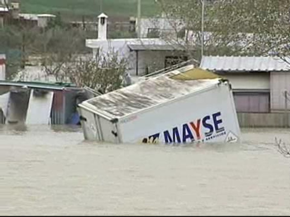 El río Guadalete inunda varias barriadas de Jerez