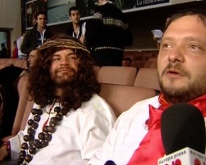 Se disfrazan para recibir el Premio Gordo