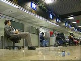 Pasajeros de Air Comet hacen noche en Barajas esperando su vuelo