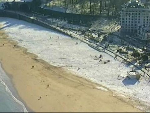 La playa de La Concha, de blanco