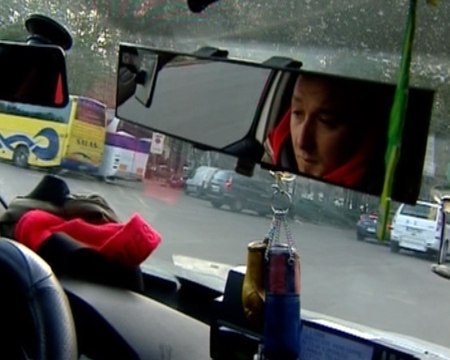 Taxistas cortan en tráfico en el centro de Madrid