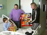 Los jugadores del Valencia hacen de Reyes Magos para los niños hospitalizados  en  navidades