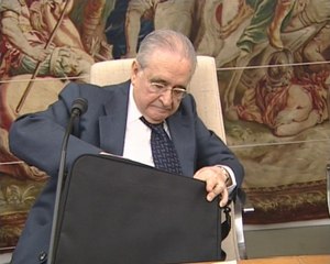 Rojo aboga por menos gastos y no más impuestos