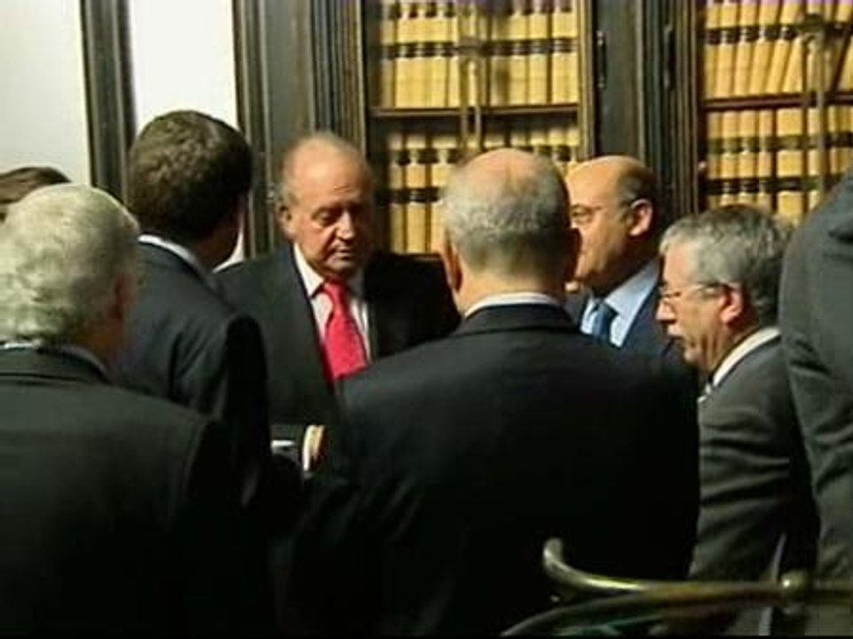 El rey celebra un encuentro informal con los asistentes a la Conferencia de Presidentes