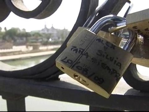 Adiós a los 'candados del amor' en Sevilla