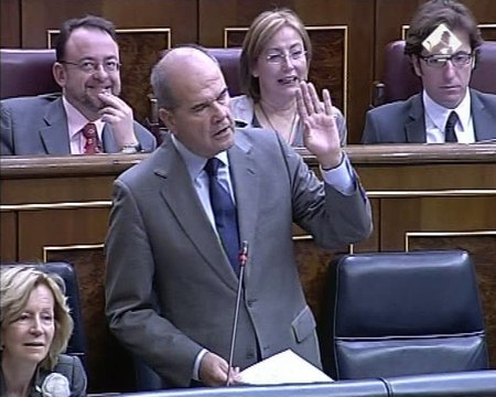 Chaves arremete contra el endeudamiento del PP