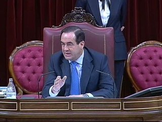 Bono abronca a los diputados por su "falta de respeto" hacia sus compañeros