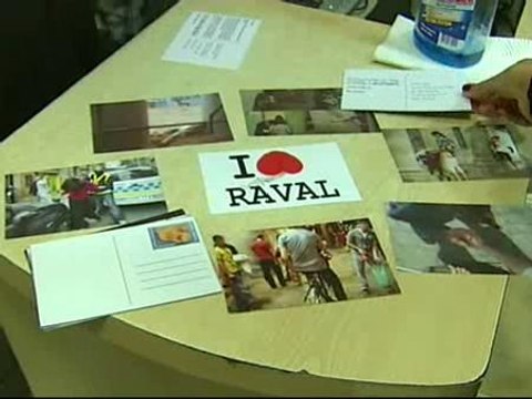 Vecinos del Raval elaboran postales de Navidad con imágenes de la degradación del barrio