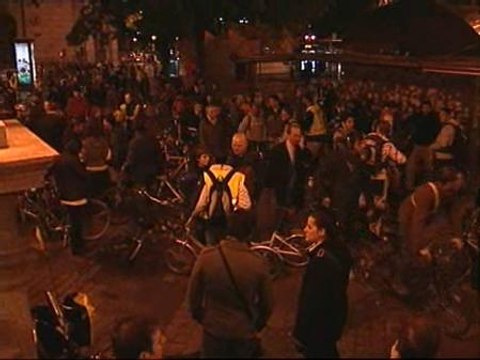 Bicis críticas contra coches agresivos