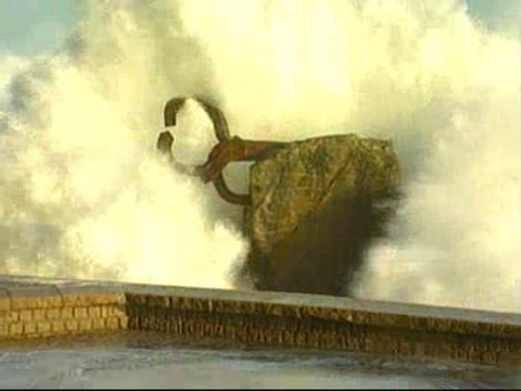 Olas de hasta 8 metros de altura en la costa guipuzcoana