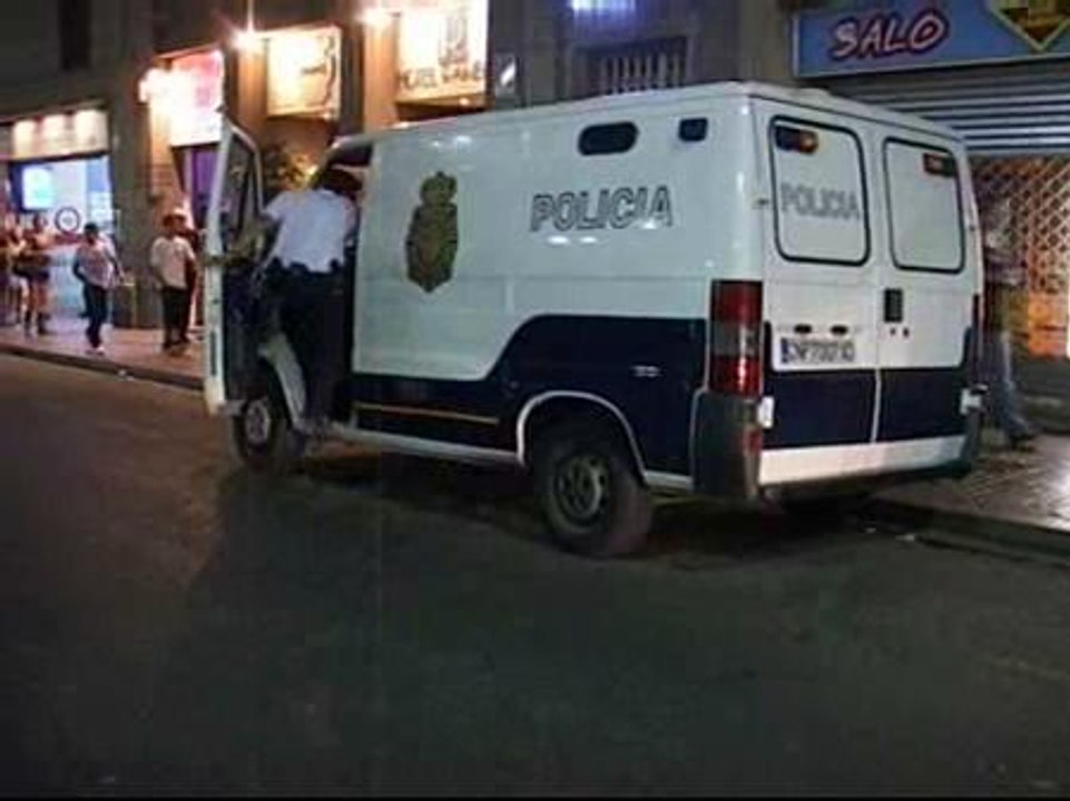 Los Mossos detienen a 16 personas durante una redada contra la prostitución en Las Ramblas