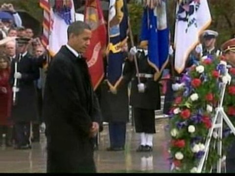 Obama recuerda a los veteranos en el cementerio de Arlington