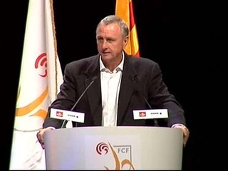 Cruyff: "Hablo en castellano por no violar el catalán"