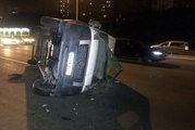 Lastiği Patlayan Panelvan Minibüs Devrildi: 2 Yaralı