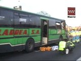Un muerto y 19 heridos en una colisión múltiple con un autobús en Madrid