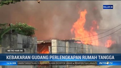 Gudang Perlengkapan Rumah Tangga di Medan Hangus Terbakar